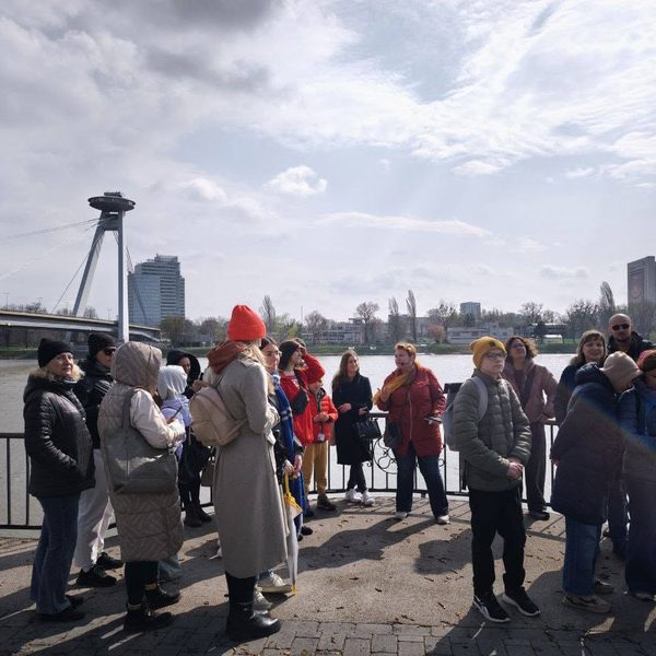 Группа на набережной Дуная напротив Моста СНП с рестораном НЛО