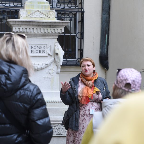 Александра Габерова рассказывает группе у памятника Флорису Ромеру в Братиславе